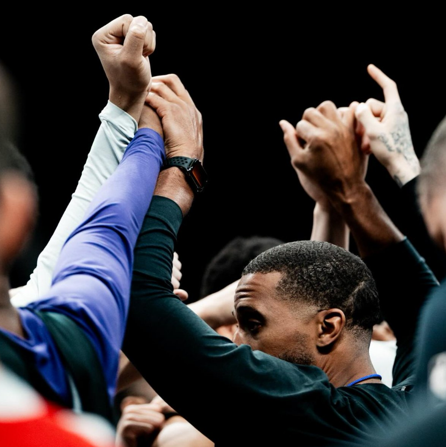 HornetsNationBR's tweet photo. Fim de temporada. (leiam com carinho)

É muito fácil eu vir aqui e falar que o LaMelo não é o FP, que o Brandon Miller não chama o jogo e só faz falta,  que o Grant  Williams não presta mais, que o Coby White não pode ficar, que o Kon Knueppel é uma enganação...

Torcedor é assim mesmo e garanto que pelo menos uma dessas coisas você deve estar pensando...

O Charlotte Hornets estava 11-22 em 2025, conseguiu voltar na temporada e terminou com 44 vitórias e 38 derrotas. A equipe registrou a maior sequência de vitórias desde 97/98, Kon Knueppel liderou a NBA em 3PT, LaMelo ficou em segundo e conseguiu jogar 74 jogos.

Na defesa fomos o 5° melhor rating defensivo em 2026 e ficamos com o 5° melhor rating ofensivo na temporada.  Vitórias avassaladoras contra OKC e Celtics, vitórias contra Spurs, Nuggets, Rockets, Wolves...

Depois de tudo isso, não consigo limitar o Charlotte Hornets ao jogo vs Magic.

Erros? Falta de um pivô, falta de jogadores físicos, a falta de um 3&D vindo do banco com o Coby White, um PF que seja regular e tenha impacto.

Teremos muito tempo para debater tudo isso...

Foi muito bom acompanhar a temporada regular com vocês e me diverti muito esse ano.

Não foi hoje, mas...

SEREMOS