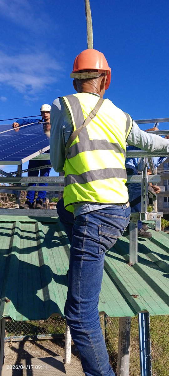 #ETECSA en #Santiago Instala sistemas de paneles fotovoltaicos, una victoria para la sostenibilidad.
 Pero el llamado es a la conciencia: 
⚠️ Dañar estos equipos es sabotaje y afecta directamente al pueblo. No permitas el robo, protege lo que nos sirve a todos  #CuidemosLoNuestro