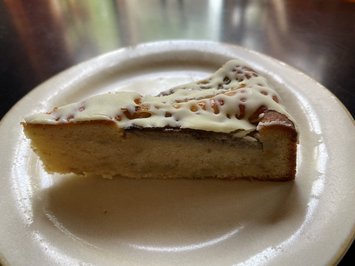 Cafeshingtong's tweet photo. 4月18日（土） 本日のケーキは、
ホワイトチョコバナナケーキ。
最近のシントンのほぼレギュラー。
バナナの香りと優しい甘さで人気です。 https://t.co/UyohMJKRqM