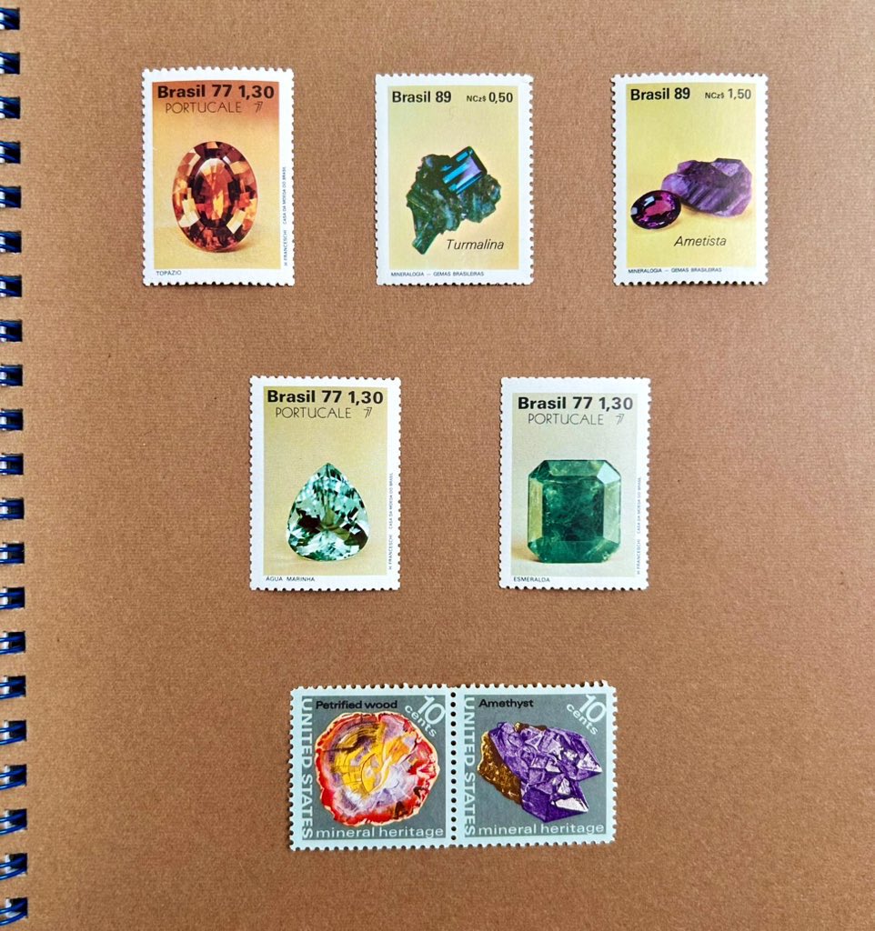 14歳の私へ

あなたは鉱物を魅力的に描く本に出会い夢中で読んでいますね。大人のあなたは作者さんとお会いして「中学生だった女の子が大きくなって！」と頭を撫でてもらえます。一緒にお茶をした別れ際に「あの本が好きならこういうの好きでしょ？」と、鉱物切手まで貰えます。ネットは凄い世界です。