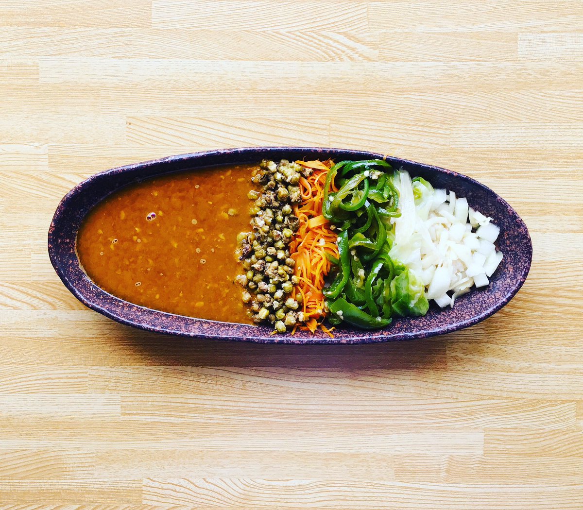 lentilsatlucia's tweet image. おはようございます。
カレー房レンズ豆です。

チャナ豆カルダモン風味 
人参の搾菜和え
水菜の姜葱醬和え
切り干し大根
大根ピクルス
が本日のトッピングです。

写真はイメージです。
#菜食 #カレー #plantbased #curry #lentils