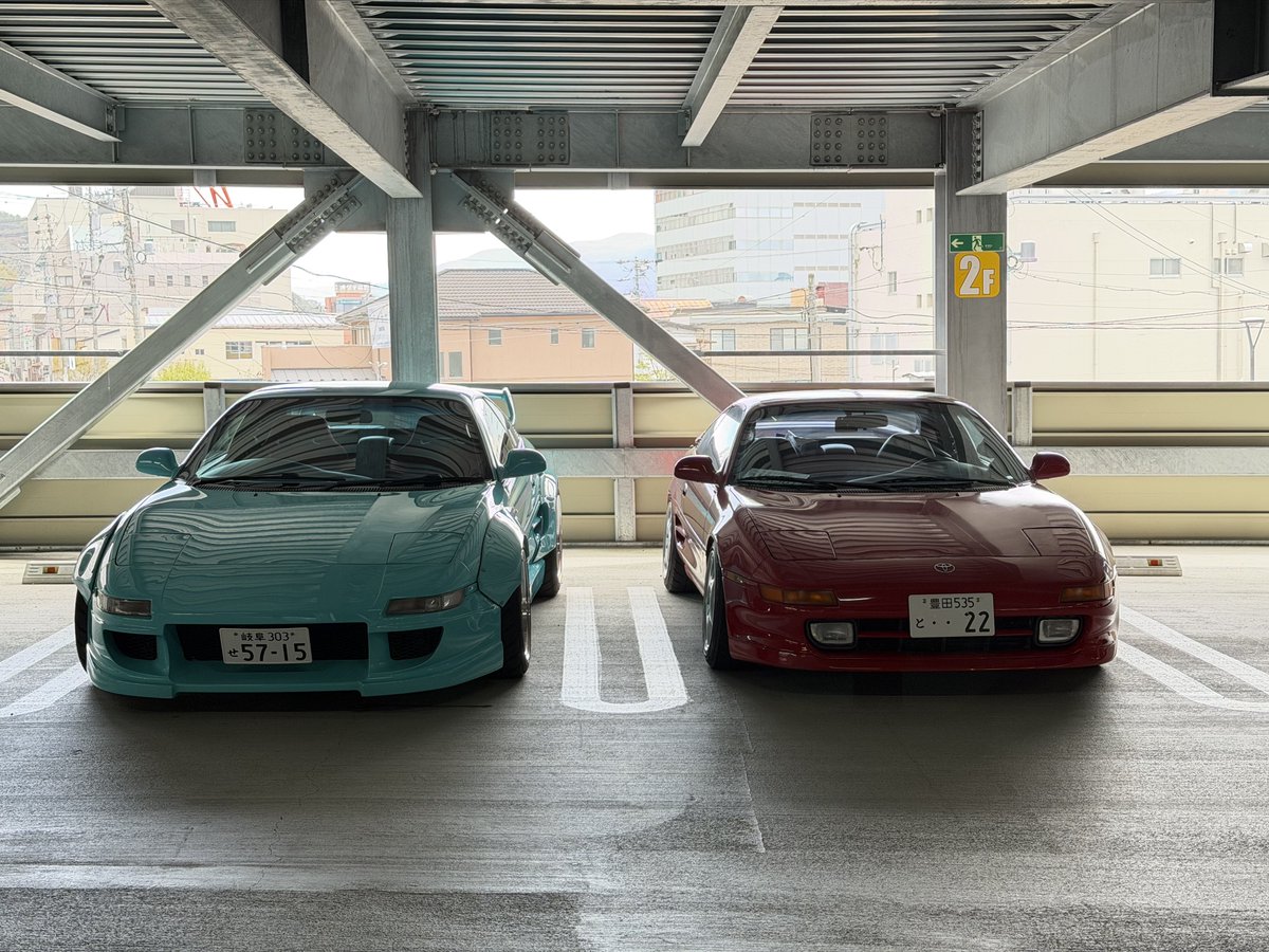 買い物終わって戻って来たらさっきのMR2が横に！！！
かっこいい〜！