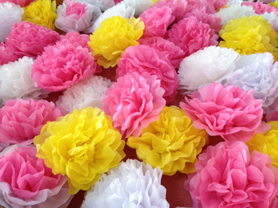 nakadatenshi's tweet image. 運動会、学芸会、ことあるごとに、この花をクラスみんなで作ったアナタ、完全なる同世代（笑）
#70年代　
#80年代　
#昭和レトロ
