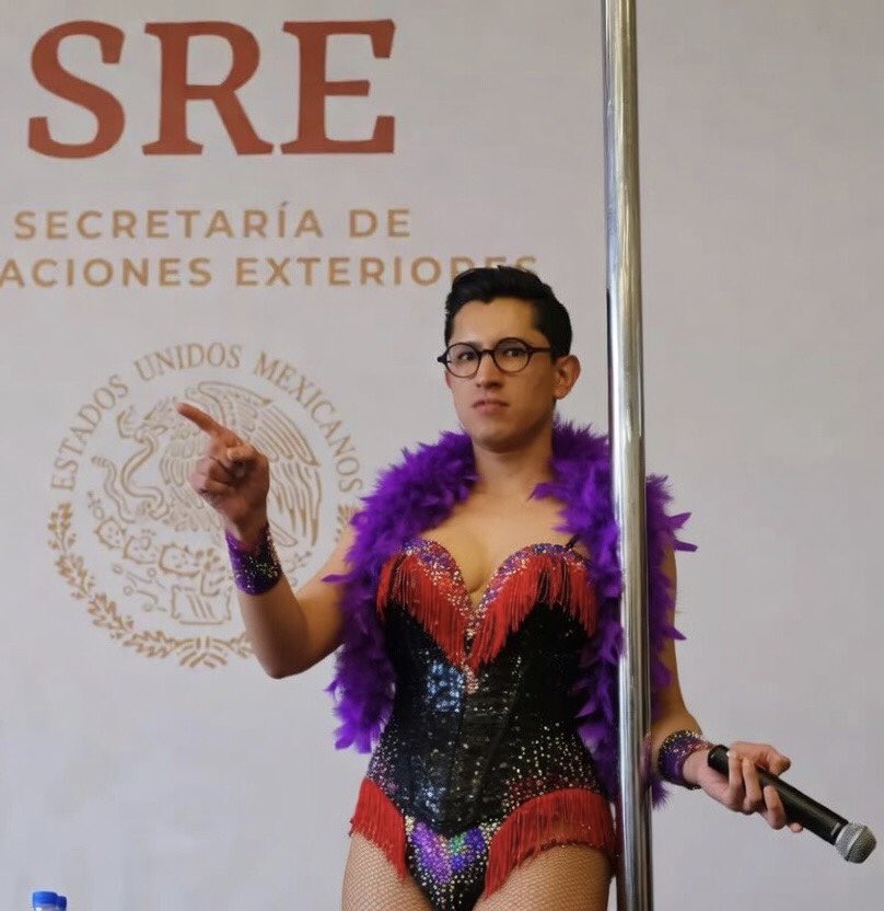 markikigarduno's tweet image. La amix @r_velascoa se lo va llevar a dar una vuelta a #Chueca como ya ves que es su única virtud.
