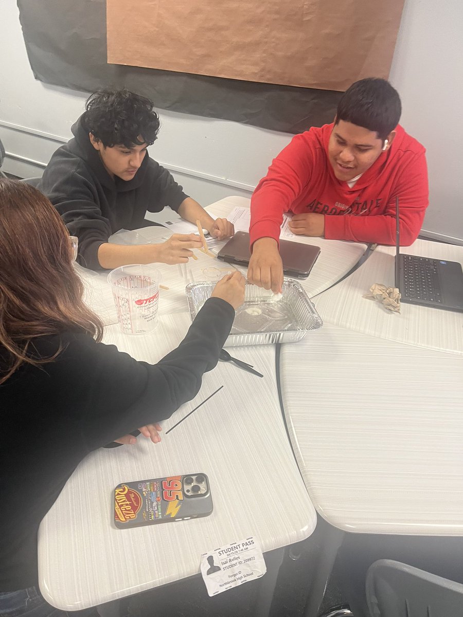 AbelSalazarJr's tweet image. Today my Environmental Science students stepped into the role of engineers: designing solutions, testing oil spill cleanup methods, and learning how different disciplines come together to protect our planet🛢️🌊🤓#EnviroScience #STEMed #OilSpillLab #EngineeringDesign