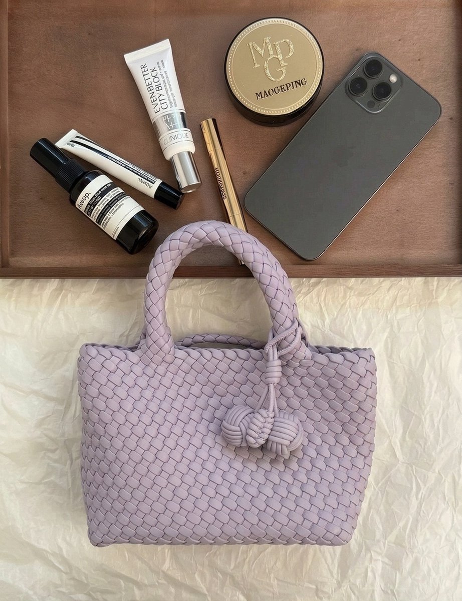 MEETVERDANT's tweet image. What‘s in my bag？

#wovenbag #handbag #springvibes🌸 #ecofashion #slowliving #slowfashion #wovenleather #minimalstyle #whatisinmybag #fashionstyle #trendingnow