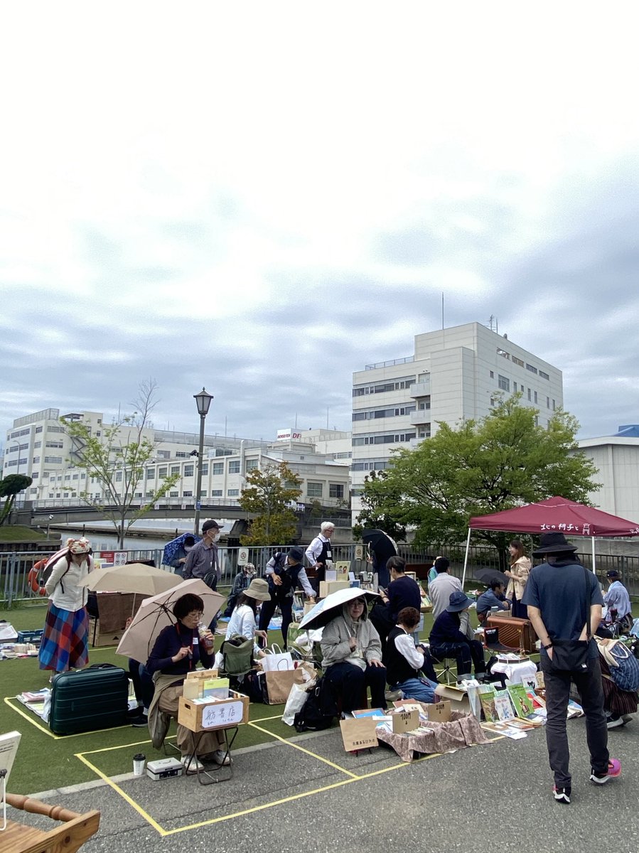 和田岬一箱古本市、始まりました〜！
兵庫運河前、海の香りに包まれていいお天気のもと古本市できるのってたのしい🌞
16時まで。枚方の古本屋・不在性書店さんとともにお待ちしております