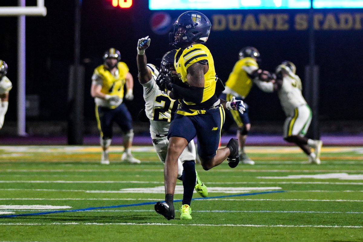 Merrimack_FB's tweet photo. PLAY OF THE GAME 💣💥

Michael O’Connor hit Ethan Crite in stride down the sideline to give the Warriors a touchdown on an explosive play. 

#GoMack // #FAST // #STRAIN // @MC_Athletics https://t.co/bvTJvgQIqU