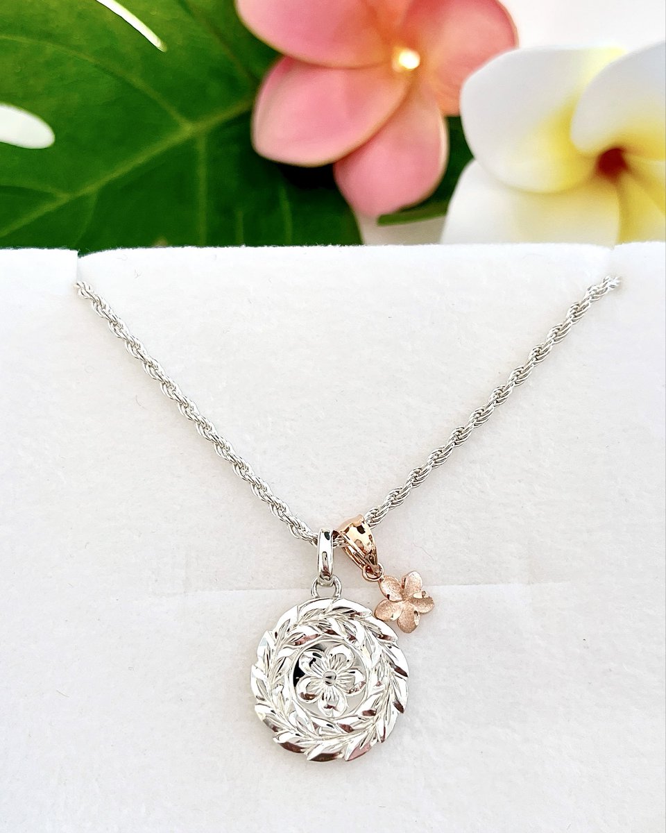 Hawaiian jewelry MAILE心斎橋店でオーダーいただきましたM様の素敵なペンダントのご紹介✨『プルメリア』と『マイレ』を刻んだ『コインペンダント』にピンクゴールドのチャームを横に並べて🌸
M様の雰囲気にぴったりな素敵なペンダントが仕上がりました🙌

#ハワイアンジュエリー
#マイレ