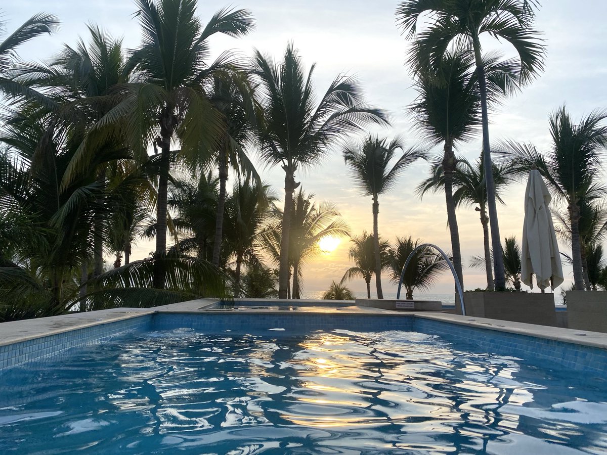 Luxeplorer's tweet image. Puerto Vallarta Sunset #pool #relax #travel #pv