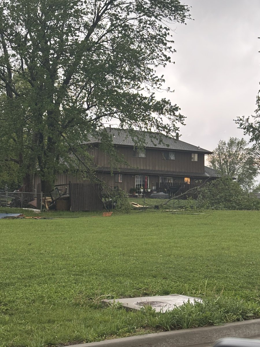 CaptainN8Morgan's tweet photo. @KSHB41 I think it had started to weaken, but E 170th &amp; Kentucky Rd in Raymore, MO had some slight damage to houses and a lot of tree and fence damage. https://t.co/zbH7cvUC8z