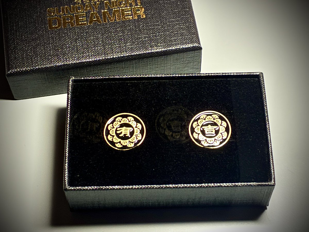 S_CloZ's tweet image. 届いたー！
シックで重厚な満足感のある出来栄え！
ジャージによく合います！
台座にしっかりとはまっているので、すごく取り出しづらい！
ご利益ありますように！ #snd