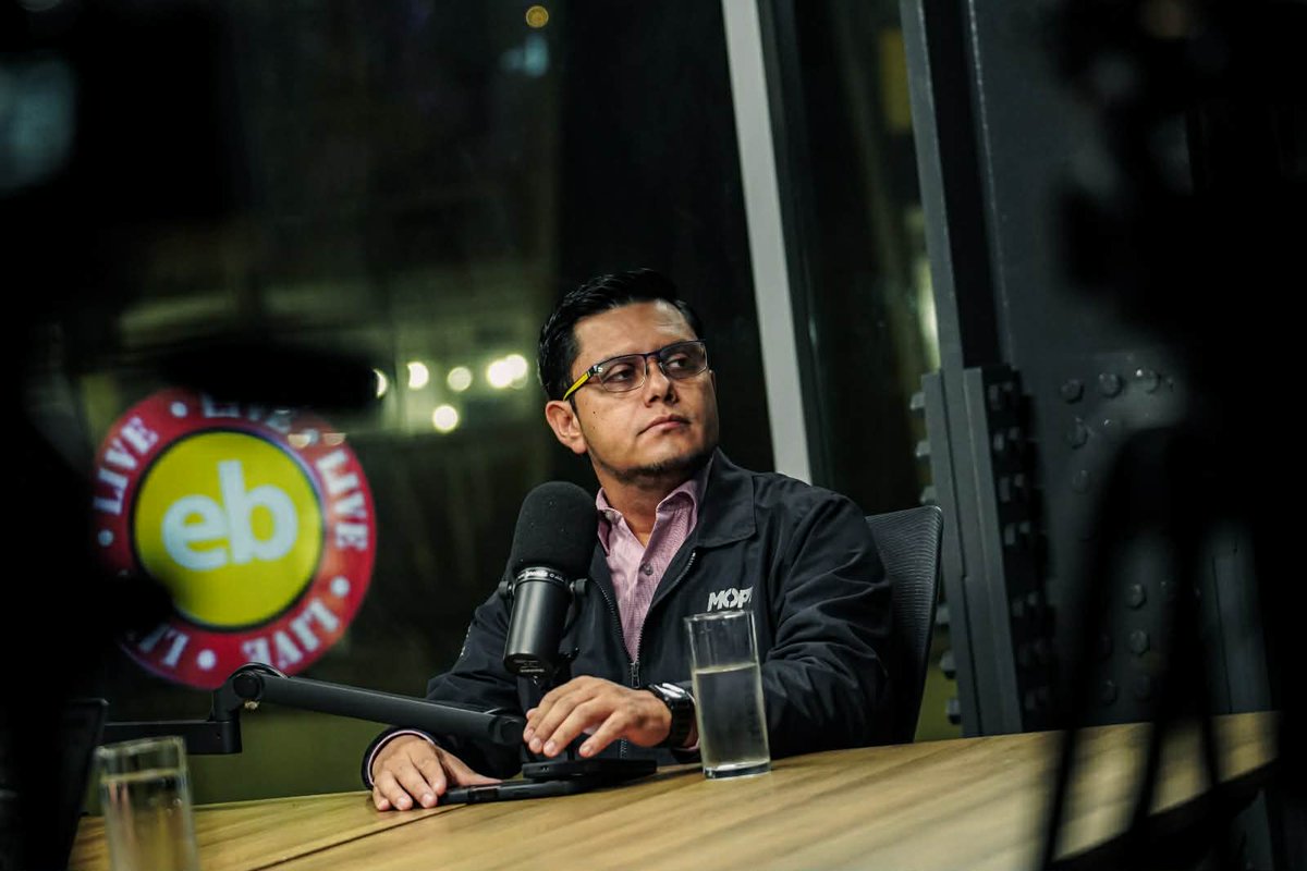 elblog's tweet photo. “Para todas las carreteras en el país es obligatorio que el transporte pesado circule por el carril derecho”, @FlixEduardoSer1.

#ElBlogLive https://t.co/6YqPjl0Ojn