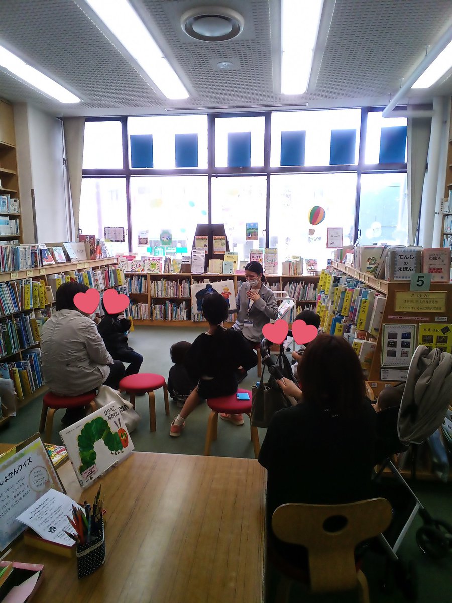 【おはなし会】本日はモーニングおはなし会でした。📚️読んだ絵本は『うさぎのおとうさんがかったへんなくるま🚘️』『ぴょん🐰』『できるかな？あたまからつまさきまで』『クルトンさんとはるのどうぶつたち』です。体を動かしたり、お話しながら楽しく参加してくれました。
#図書館　#おはなし会