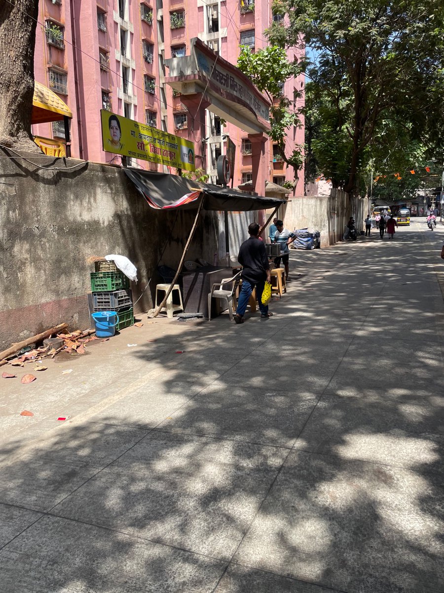 dilip_gala's tweet photo. @mybmc @mybmcWardPS @AshwiniBhide 
Is this legal? If not, can you do something about it?

An open air eatery on the roadside! That too on a 2-lane (1 ⬆️ &amp; 1 ⬇️) road with alternate day parking on each side. https://t.co/ggA567zesK