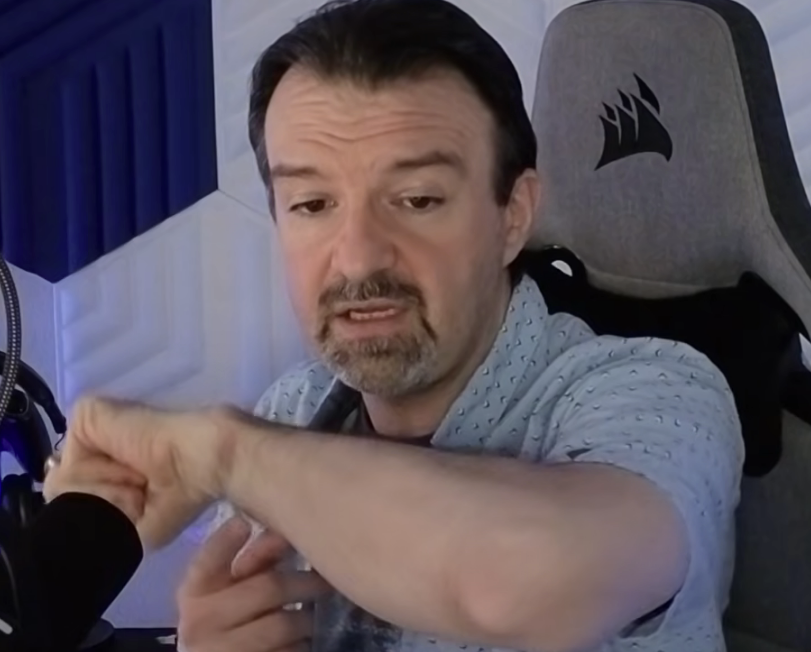 MrStuff15's tweet photo. Phil bruised himself when his dumbbell slipped out of his hand. https://t.co/IXWjlGvFbu