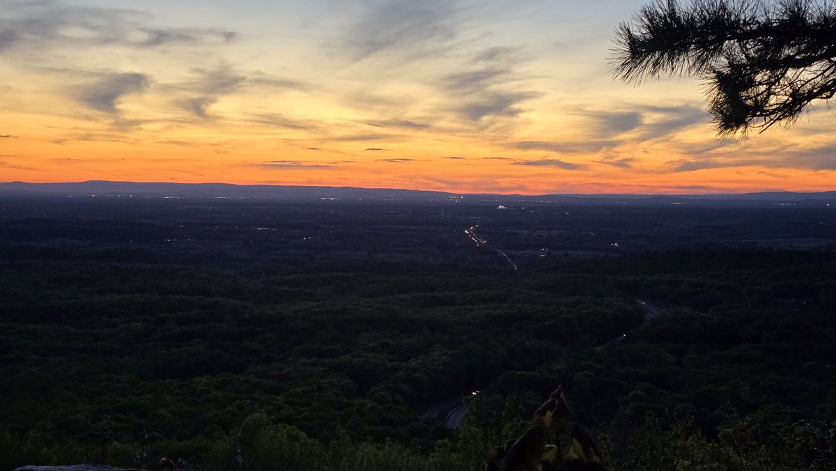 andylarrr's tweet image. Siempre estaré obsesionada con los atardeceres 💛✨️
#hiking #hike #shenandoahvalley
