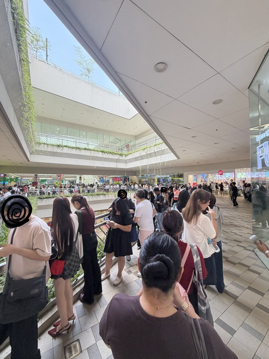urhomegeca's tweet photo. the purchasing power of ENHYPEN, grabe 😭 Miniso, step up your game already! ilabas niyo na ’to sa lahat ng branches, hindi yung pinapahirapan niyo pa kami 😥😆 https://t.co/ahnOJPg7dw