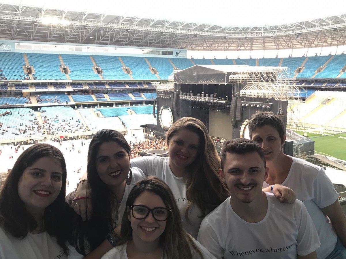luandb's tweet photo. A gente acredita que alguns sonhos merecem uma segunda chance… ✨

Somos 6 amigos do RS, unidos por uma paixão que atravessa anos: a Shakira. Em 2018, vivemos esse sonho pela primeira vez em Porto Alegre. Estávamos lá, cantando cada música, vibrando… mas de longe. Muito longe. A gente viu a loba lá do alto, na cadeira superior, tentando guardar cada detalhe na memória.

Agora, estamos prontos pra viver isso de um jeito diferente. Estamos indo até o Rio de Janeiro, atravessando quilômetros só pra sentir de novo aquela emoção, mas dessa vez, queremos sentir de verdade. De perto. No coração. Pra guardar pra sempre cada passo dela no palco.

Ganhar esses 6 VIPs não seria só um presente… seria a chance de transformar uma lembrança bonita em um momento inesquecível. 💛

A gente já foi fã de longe. Agora só queremos viver a magia de pertinho. 🐺✨

#SantanderConLaReina #shakibacksantander
@santander_br @ShakiraPDBrasil @Shakira_Brasil