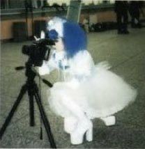 indo no hospital: mana sama é o médico 

indo na guerra: mana sama é o soldado

indo pedir um ifood: mana sama é o entregador 

indo tirar foto: mana sama é o fotógrafo