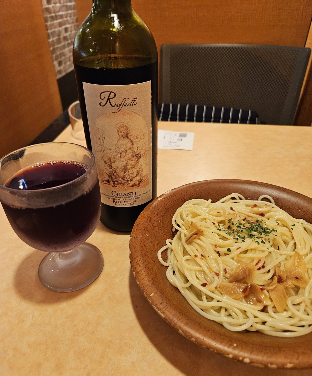 kenji4445's tweet photo. サイゼリヤでキャンティとペペロンチーノをいただいています。 https://t.co/Ap2233TExk