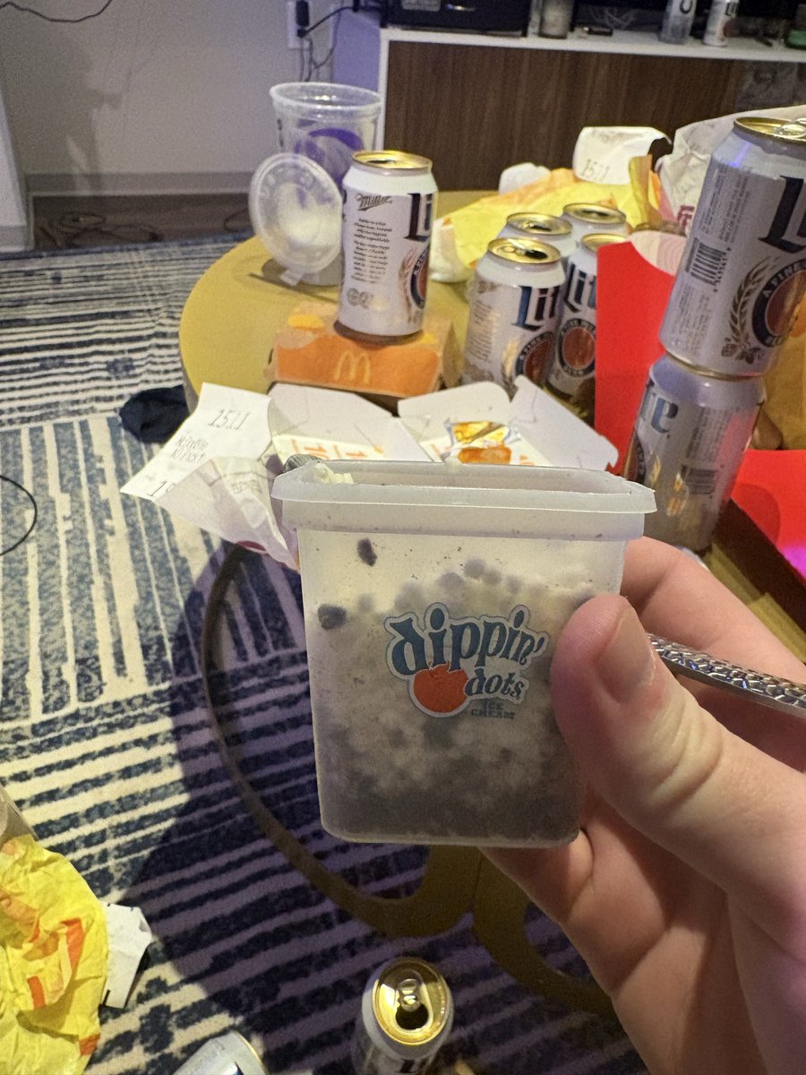 Red roosker87 tweet media