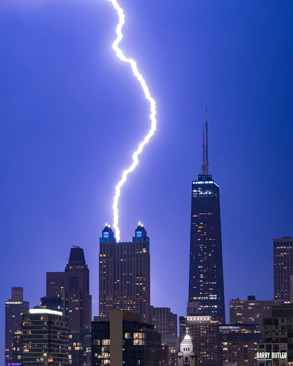barrybutler9's tweet image. Friday Night Lights.  915pm this evening, lightning strike over 900 N Michigan in Chicago.
