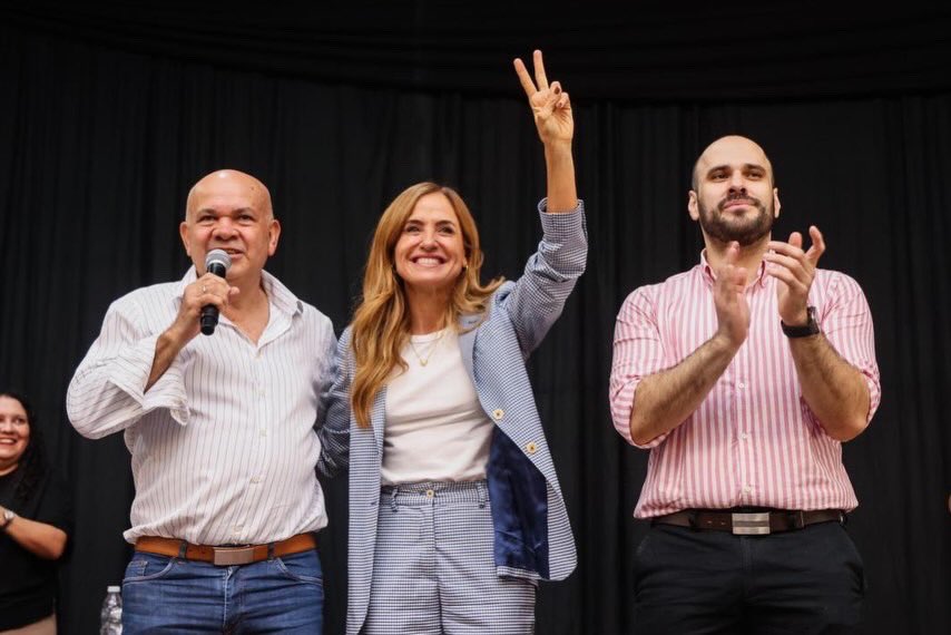 vtolosapaz's tweet photo. 𝗟𝗔 𝗦𝗔𝗟𝗜𝗗𝗔 𝗘𝗦 𝗖𝗢𝗟𝗘𝗖𝗧𝗜𝗩𝗔 𝗬 𝗦𝗘 𝗖𝗢𝗡𝗦𝗧𝗥𝗨𝗬𝗘 𝗖𝗢𝗡 𝗣𝗥𝗘𝗦𝗘𝗡𝗖𝗜𝗔, 𝗢𝗥𝗚𝗔𝗡𝗜𝗭𝗔𝗖𝗜𝗢́𝗡 𝗬 𝗘𝗦𝗖𝗨𝗖𝗛𝗔

Desde #Corrientes, donde compartimos un primer encuentro con compañeras y militantes, hasta cada rincón de #Chaco, vivimos hoy una jornada profunda de diálogo político y compromiso con nuestra gente.

En la Legislatura chaqueña rendimos homenaje a la compañera Sandra Mendoza, poniendo en valor una vida de militancia que dejó huella y nos sigue marcando el camino. En #GeneralSanMartín, junto al intendente Mauro Leiva y el diputado nacional @AldoAdolfoLeiva, debatimos con dirigentes y referentes sobre los desafíos del presente y la necesidad de reconstruir una alternativa federal, con desarrollo e inclusión desde el interior del país.

En #LasBreñas inauguramos una nueva casa de #CaminoalaVictoria, porque donde hay organización hay esperanza. Y en #SanBernardo, junto a mujeres de toda la provincia, reafirmamos que son protagonistas indispensables en la reconstrucción del tejido social y en la defensa de los derechos conquistados.

Gracias al pueblo chaqueño por el cariño, la fuerza y el compromiso.

Mañana nos encontramos en el Congreso Provincial del PJ para seguir construyendo, con unidad y convicción, la Argentina que viene.