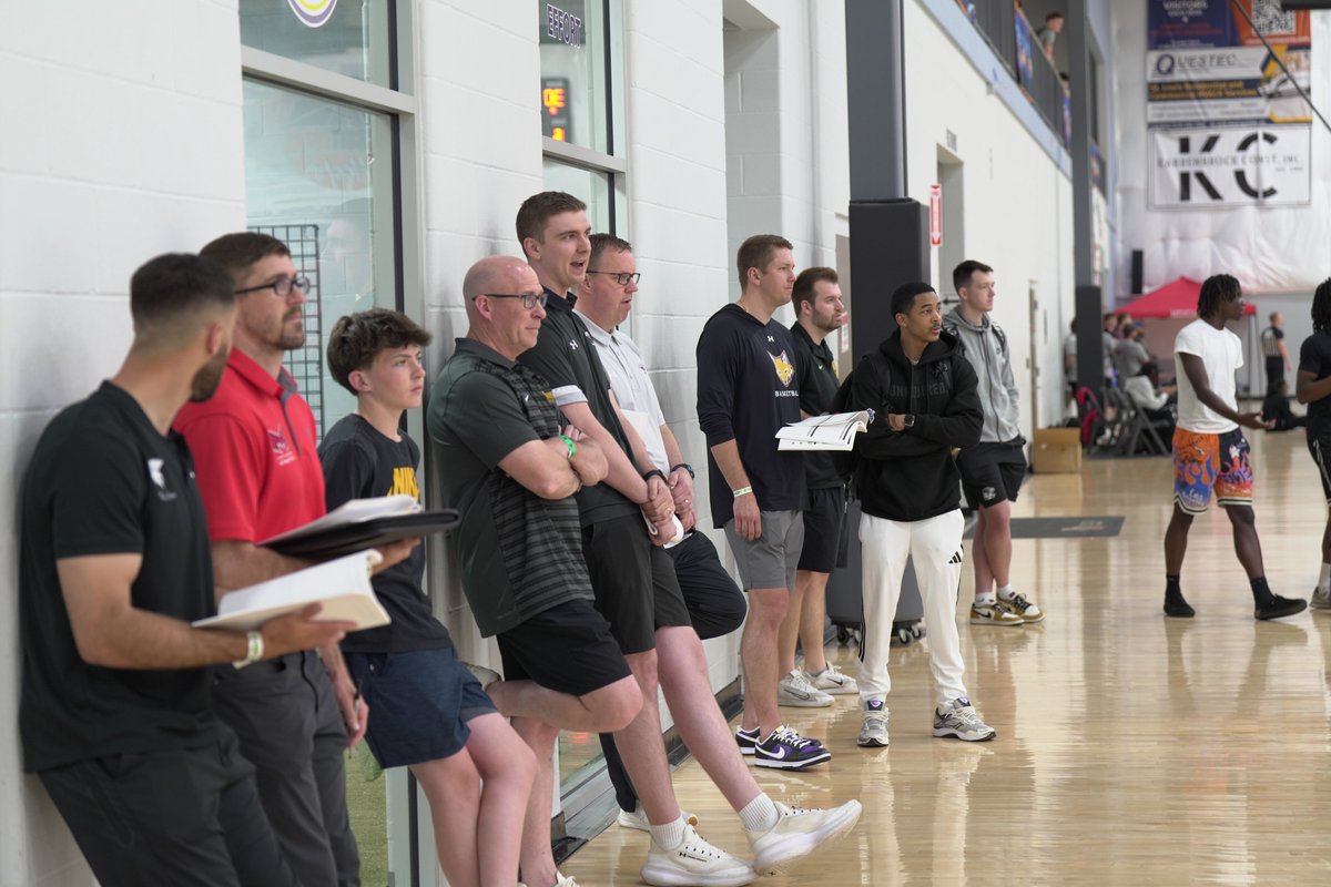 RL_HoopsMedia's tweet photo. Coaches were front and center for all the action. on day 1 STL Showcase @RL_Hoops #STLshowcase https://t.co/jLpvRctEXx