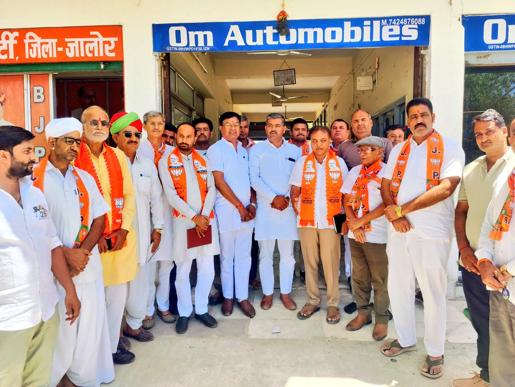 sanwalaramm's tweet photo. #भीनमाल स्थित भाजपा कार्यालय में आगामी 21 अप्रैल को माननीय प्रधानमंत्री श्री नरेंद्र मोदी जी की पचपदरा में प्रस्तावित विशाल जन सभा एवं HPCL राजस्थान रिफाइनरी के भव्य लोकार्पण कार्यक्रम की तैयारियों को लेकर आयोजित संगठनात्मक बैठक में सहभागी बना।

#Sanwalaram #Bhinmal #Jalore #Pachpadra #Rajasthan #PmModi
@BhajanlalBjp @narendramodi @madanrrathore @NitinNabin @blsanthosh @AgrawalRMD