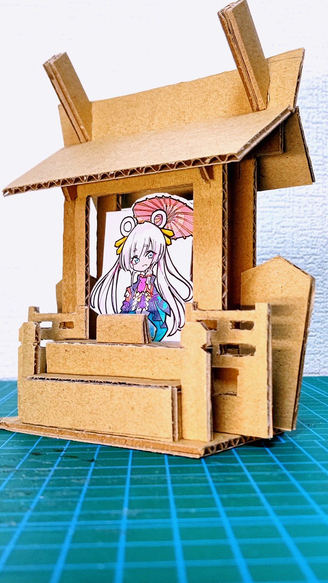なんか自分で作れそうだな…と思ったので、ヤチヨ神棚（ダンボール製、低予算型）を作りました。