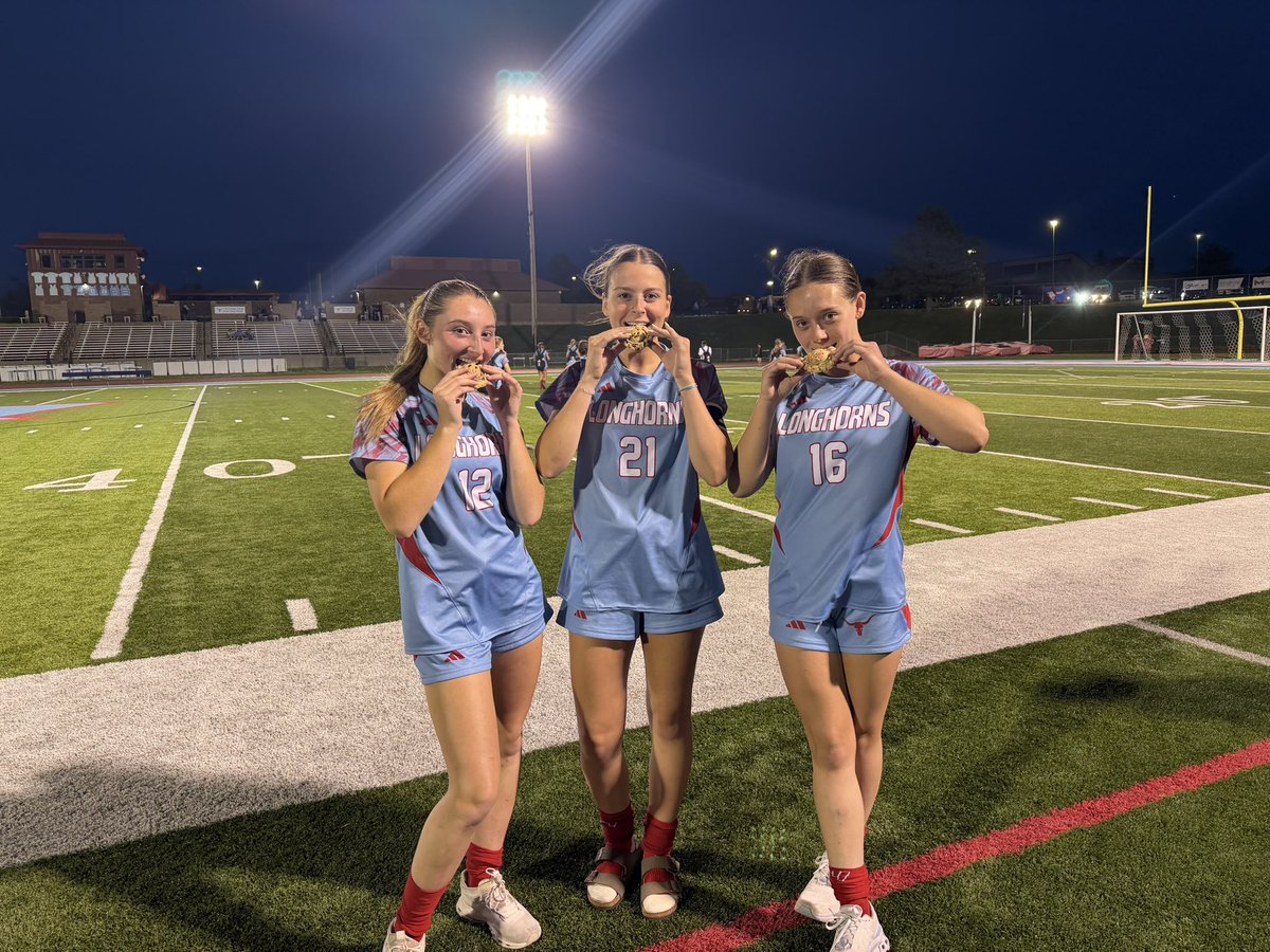 Parkway West Girls Soccer #HornsUp 🤘🏻 tweet media