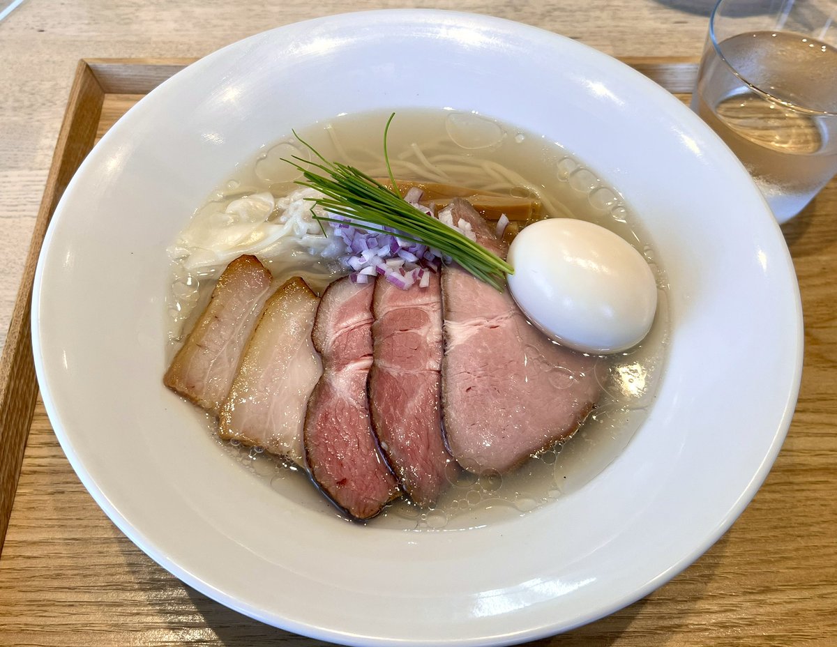 本日から明日まで東京遠征🍜
1軒目は完全予約制の超人気店"琥珀"さんへ初訪問！
しじみの出汁が前面に出てて優しい味わいなんだけどちゃんとパンチもあって満足感のある一杯✨
めちゃくちゃ旨くて余裕の完飲完食！

[雑色駅　宍道湖しじみ中華蕎麦 琥珀 東京本店　特製 宍道湖しじみ中華蕎麦<塩>]
