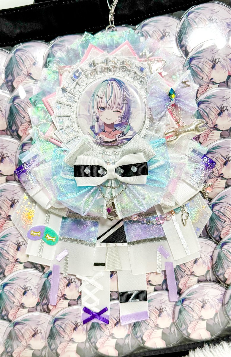 saku_MarkX's tweet photo. 初めて痛バ組んだ…！楽しい！かわいい🥲
A3 57mm 77個

それにフルオーダーで衣装モチーフのロゼットを作ってもらった✌️
かわいい😭😭😭
ロゼットの付け方は迷い中 https://t.co/RdBRQCi0ch
