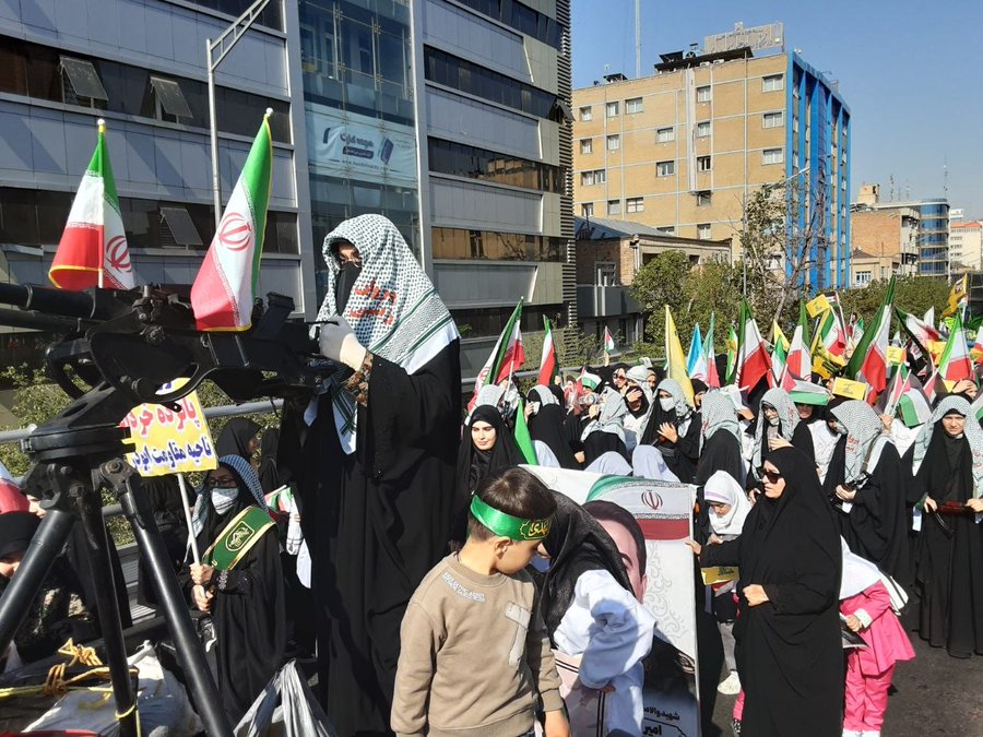 قدم زدن با صلابت در خاکت را دوست دارم...
#دختران_جانفدای_ایران
#زینب_زمانه