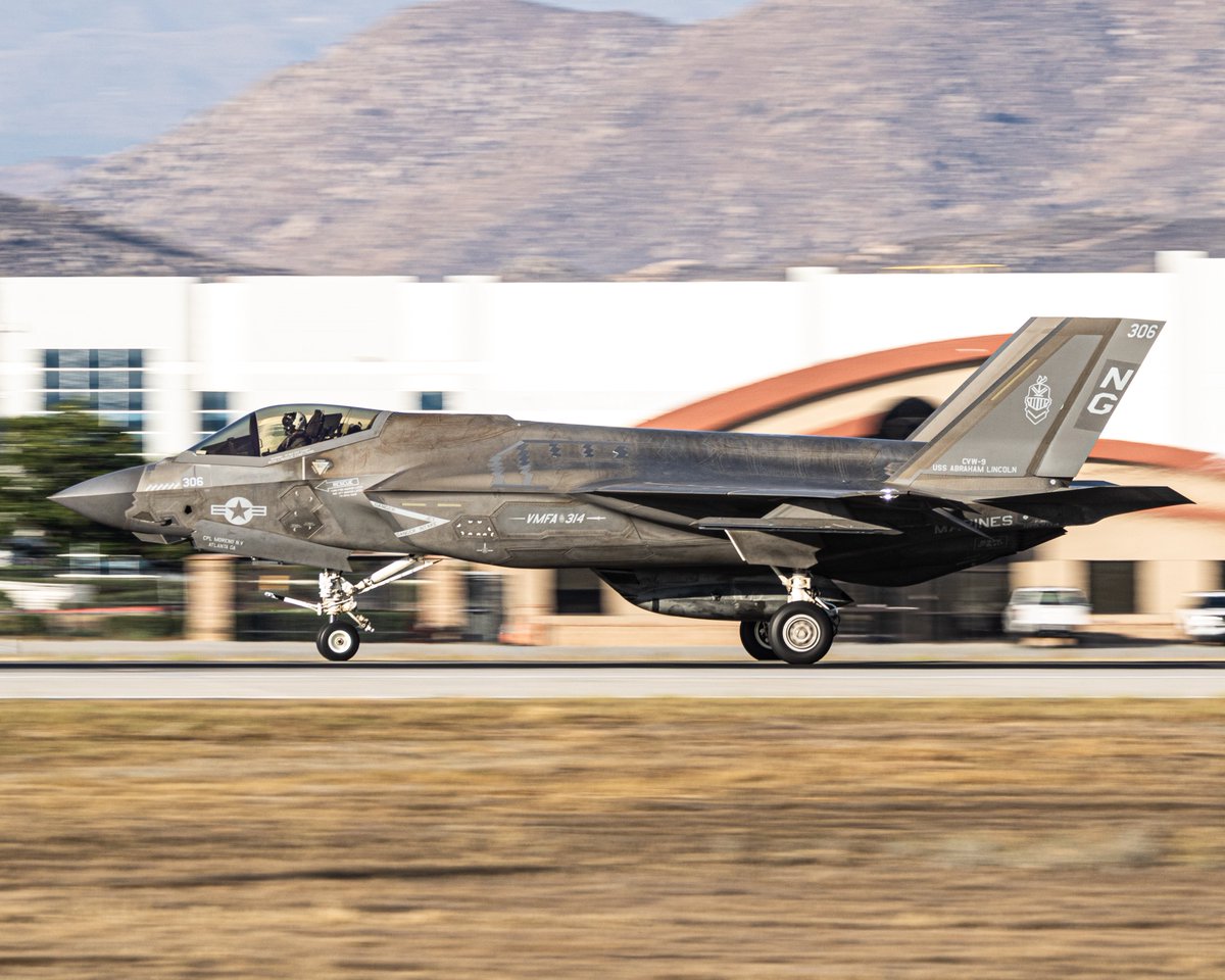 JonV_11's tweet image. Knight11 on the rtb back to March arb with some gunpods and bomb markings  #f35 #aviation #stealth