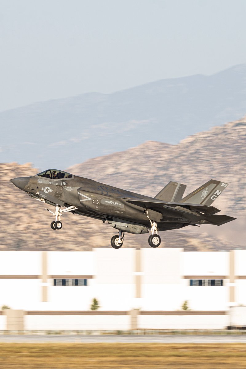 JonV_11's tweet image. Knight11 on the rtb back to March arb with some gunpods and bomb markings  #f35 #aviation #stealth
