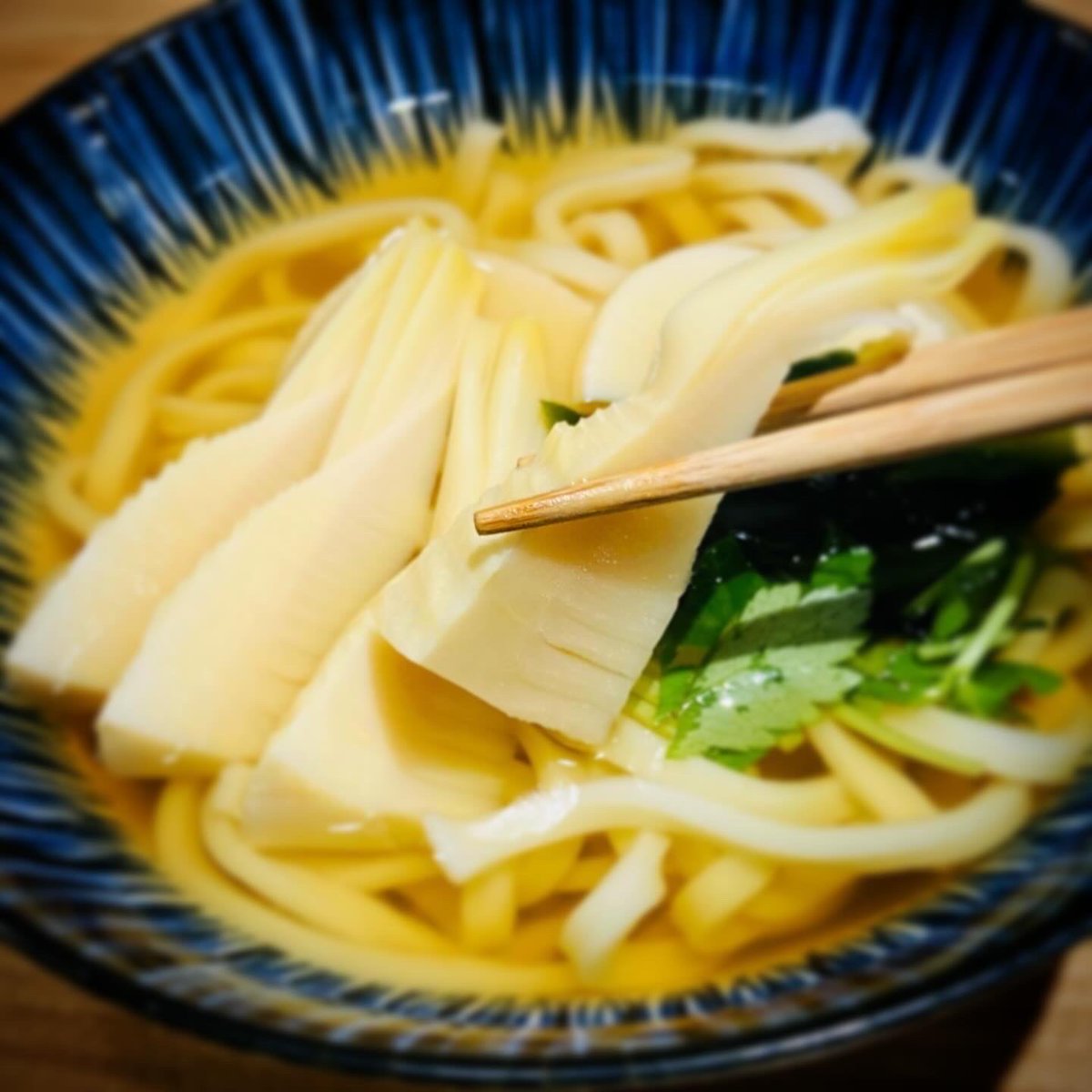 🌥️ 札幌 18℃
春が、丼の中にいる。
肉厚な筍を箸でつまむと、ほのかな甘みと品のいい香りがふわっと広がる。
筍とわかめの旨みが溶け込んだ黄金色の出汁——
この味、今の季節にしか出会えません🎋
#筍うどん #春限定 #うどん土間 #札幌ランチ #うどん