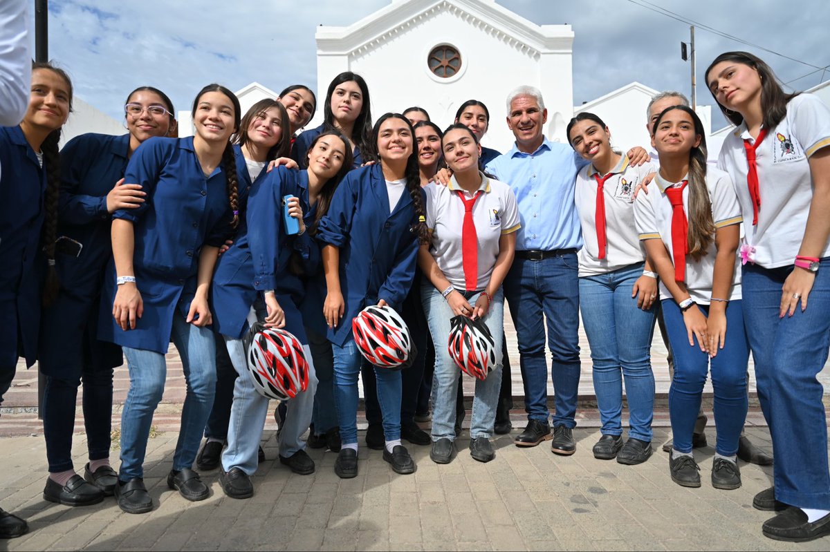 Las bicicletas TUBI llegaron a CONCARAN !! Los chicos de quinto año de las tres Escuelas Secundarias de la Localidad accedieron a este medio de movilidad económico, ecológico y promotor de hábitos saludables de vida. Bien 👏