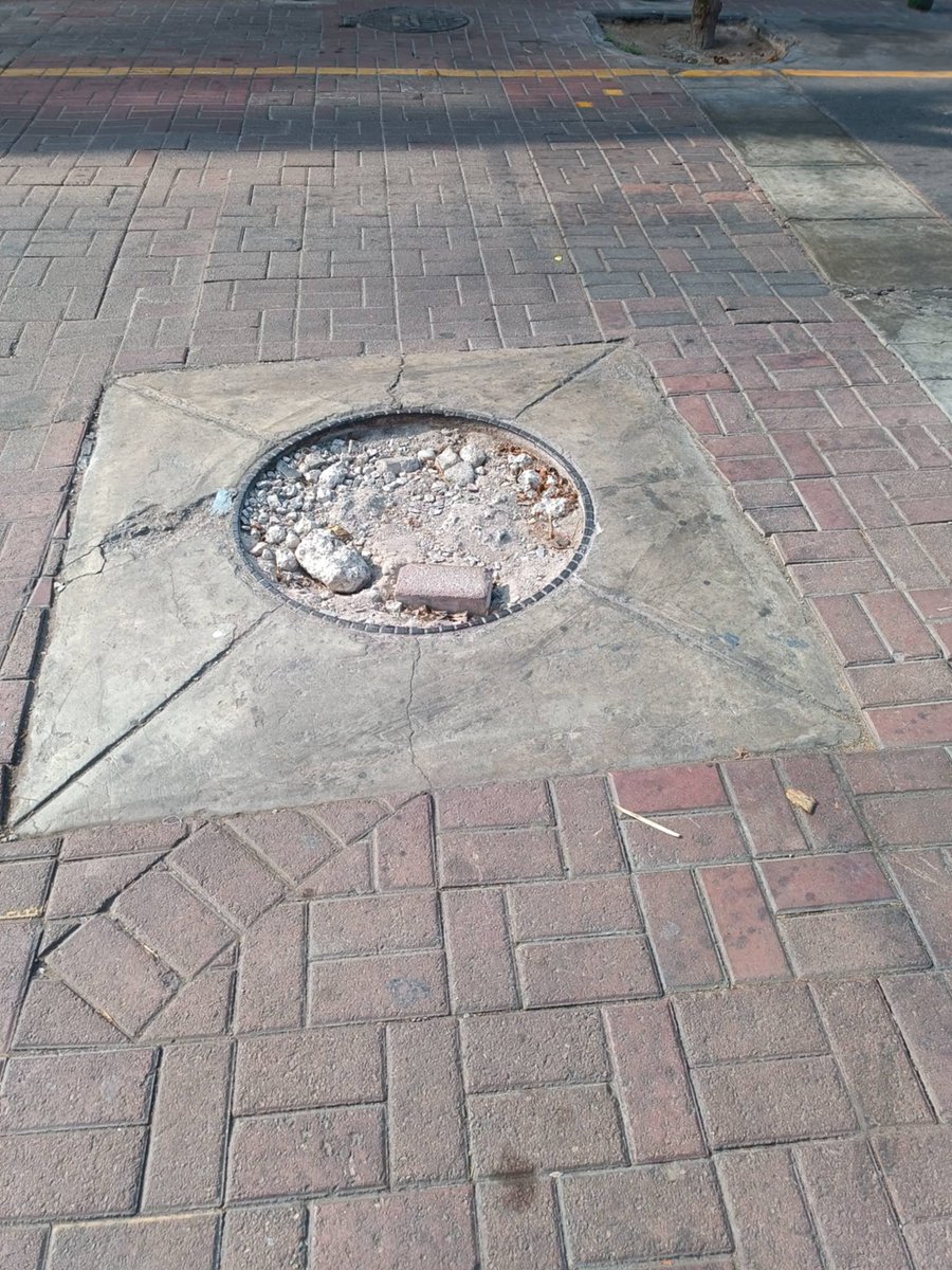 vecmiraflorinos's tweet photo. #Miraflores
#VecinoReporta
Esto es solo en la esquina de Alcanfores con Esperanza, está así hace meses.

¿Alguien de la municipalidad que pueda hacer algo?
@MuniMiraflores https://t.co/tF2G0Nk91P