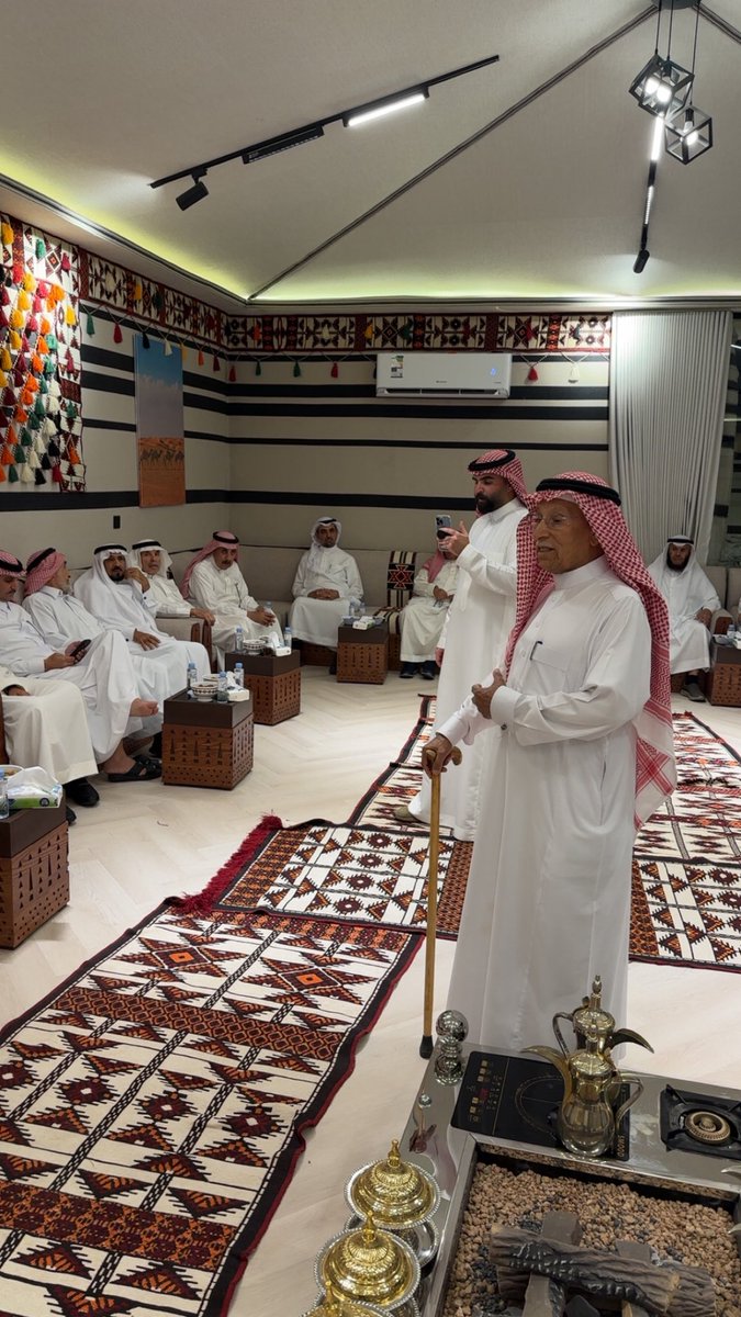 m_alkharboosh's tweet photo. إستضاف العمّ : أحمد عبدالرحمن الخربوش وكيل أمارة الباحه سابقاً في استراحته العامره في حي عرقه بالرياض جمع كبير من أهالي الرس المقيمين في الرياض من معظم أسر الرس المعروفه .. العم أبا ياسر مضياف وذو حضور إجتماعي مميز .. لقاء حبي رائع .. https://t.co/gSPxU2WVnQ