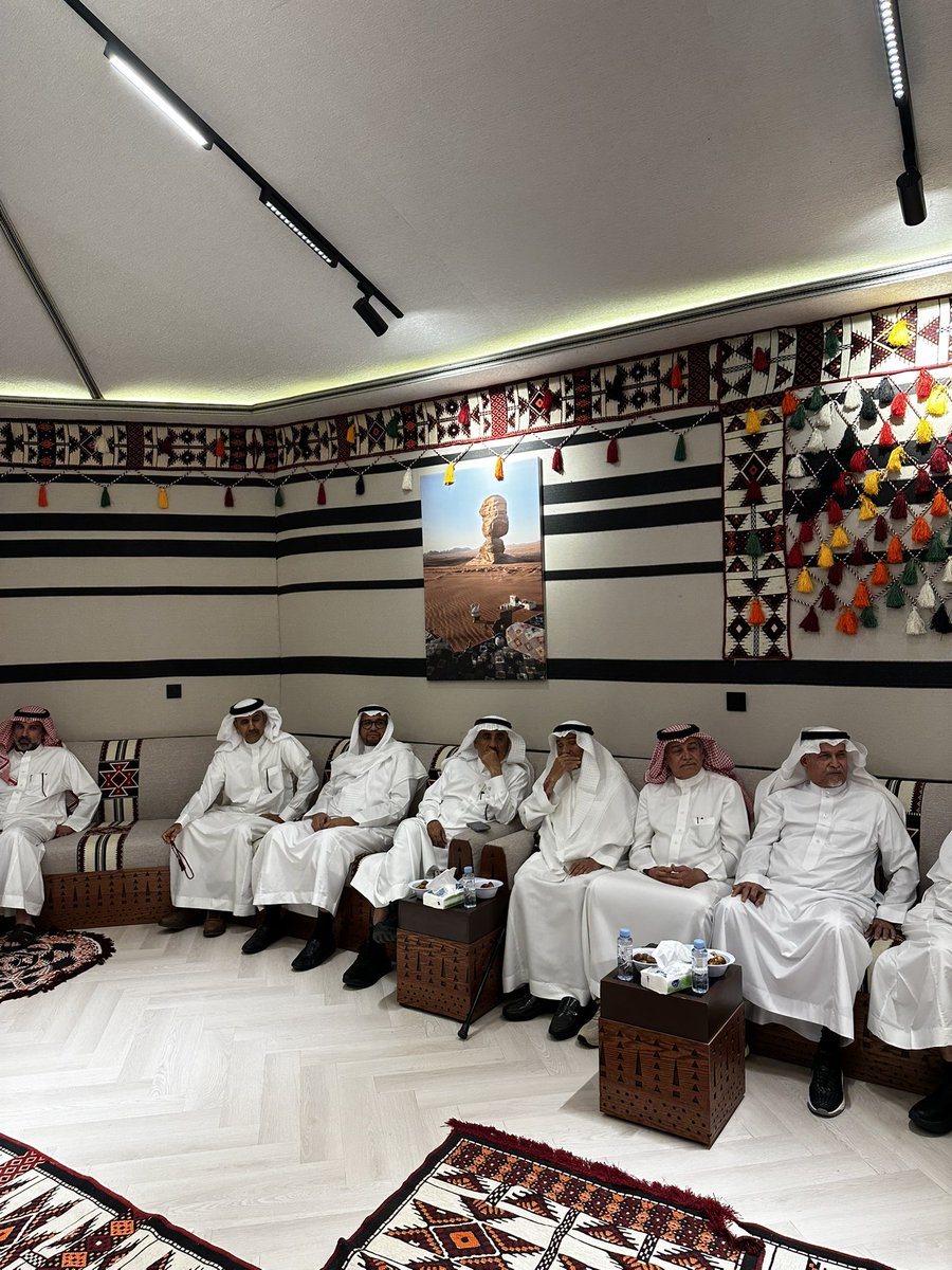 m_alkharboosh's tweet photo. إستضاف العمّ : أحمد عبدالرحمن الخربوش وكيل أمارة الباحه سابقاً في استراحته العامره في حي عرقه بالرياض جمع كبير من أهالي الرس المقيمين في الرياض من معظم أسر الرس المعروفه .. العم أبا ياسر مضياف وذو حضور إجتماعي مميز .. لقاء حبي رائع .. https://t.co/gSPxU2WVnQ