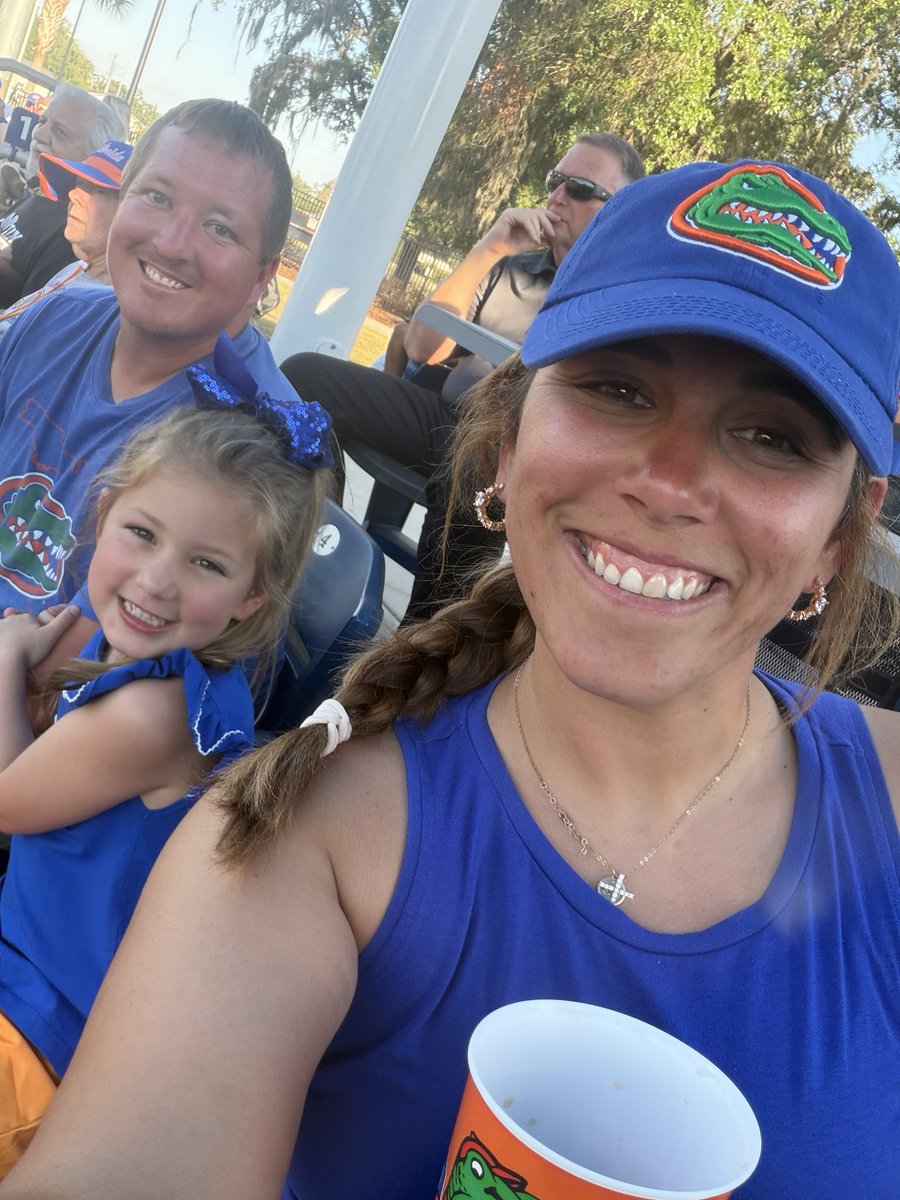emmurphy10's tweet photo. What a good night for some softball. Go Gators!! 🌻 🧡💙 
Thank you Mr. @SonnyScaff for the tickets!!! https://t.co/1wV4LrO0D2