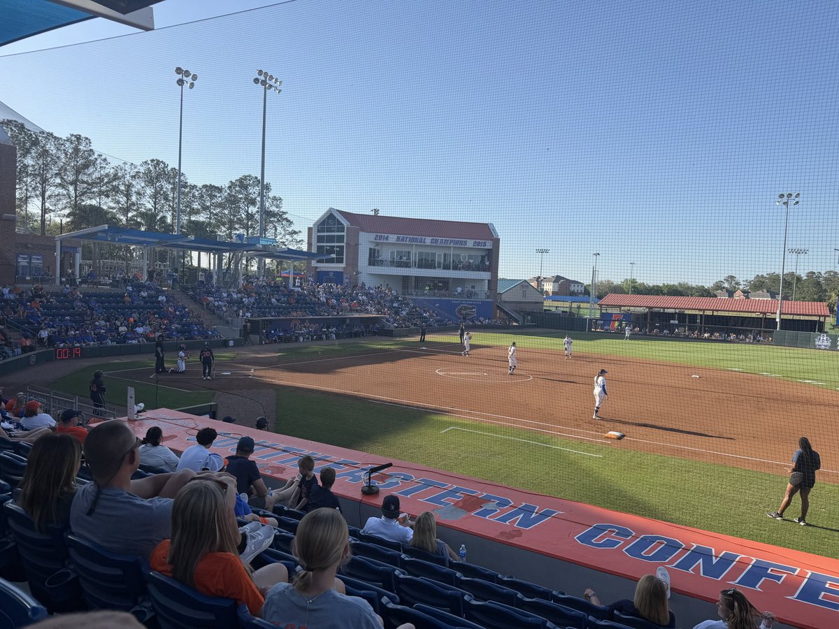 emmurphy10's tweet photo. What a good night for some softball. Go Gators!! 🌻 🧡💙 
Thank you Mr. @SonnyScaff for the tickets!!! https://t.co/1wV4LrO0D2
