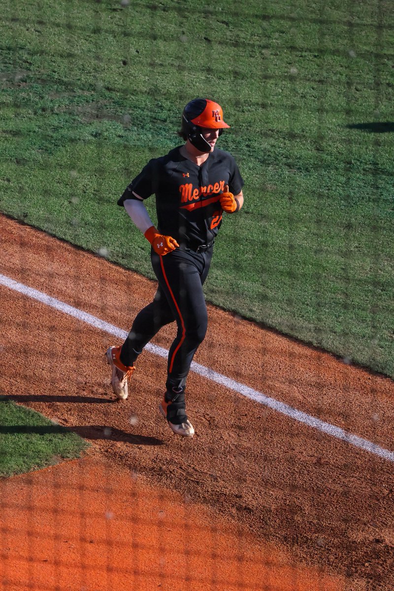 MercerBaseball's tweet image. BK, have it your way !

@BraydonKersey MASHES his 15th home run of the season to right-center.

B2 | 🐻: 3 🐱: 0

#GoodToGreat | #WinnersWin
