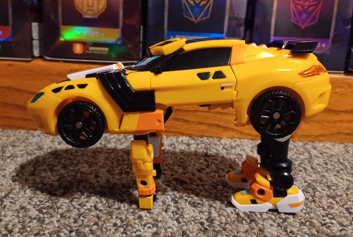 Kyez0ar's tweet image. Was transforming Tachy back into Robot Mode and found she can do this.
#mcb #metalcardbot