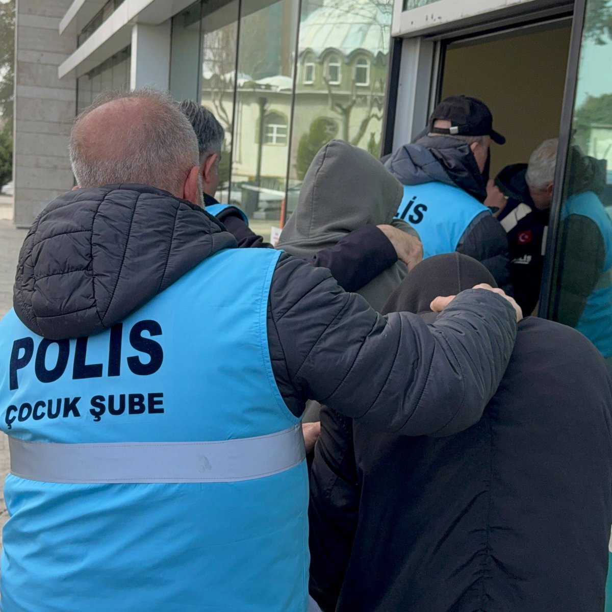 pusholder's tweet image. Samsun'da okullara saldırı yapılacağı yönünde asılsız paylaşımlar yapan 6'sı çocuk 7 kişi yakalandı.

- Şahıslardan 1'ine ev hapsi verildi, diğerleri adli kontrol şartıyla serbest bırakıldı.

- 2 şahıs hakkında da 'internet, internete bağlanan telefonlar ve dijital materyallerin