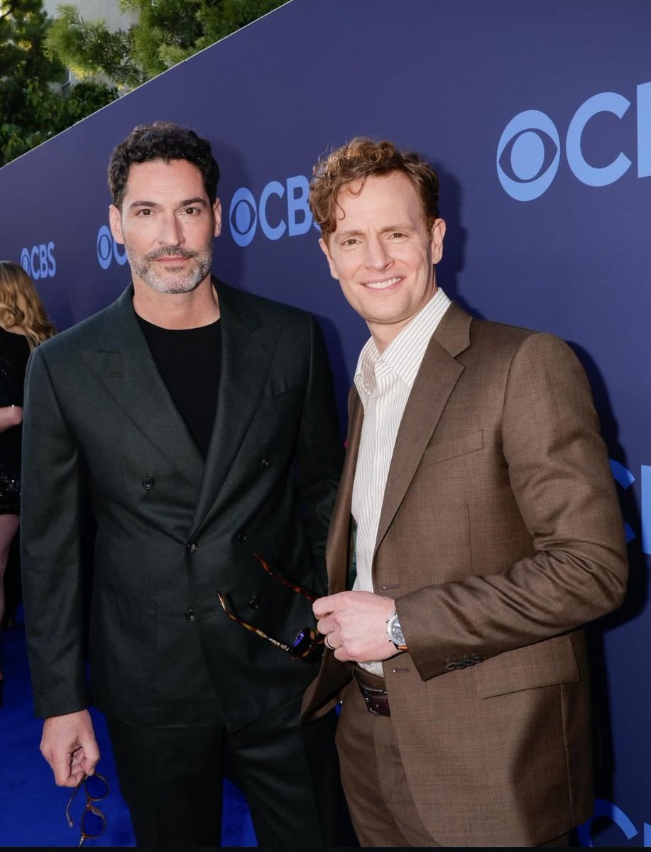 tomellisbrasill's tweet photo. 📷 | Tom Ellis no Instagram "Me diverti muito com o glamuroso Nick Gehlfuss noite passada, celebrando a 2° temporada de CIA com nossos amigos da CBS " https://t.co/jqa2spbRLZ