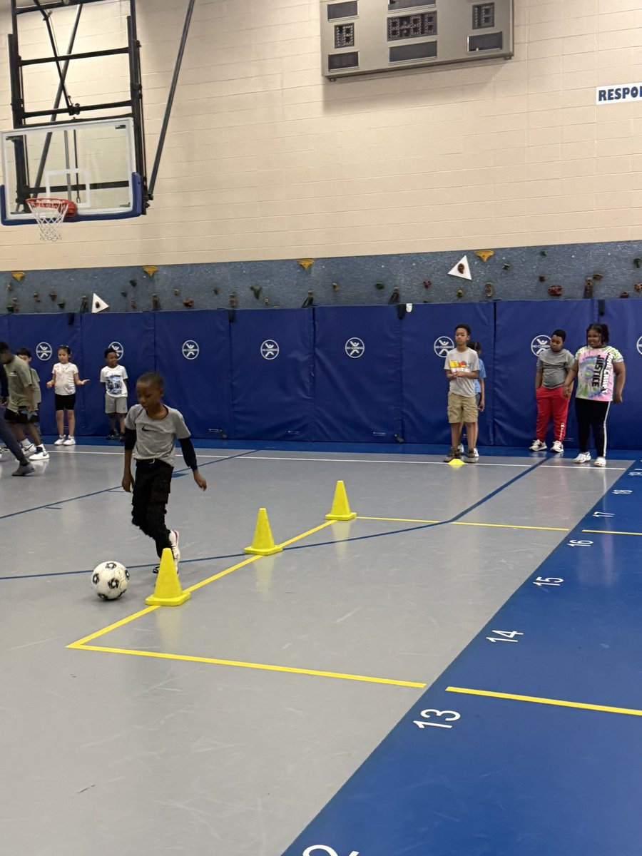 MrsWey10's tweet image. Thank you Coach Tamba Samba &amp;amp; Next 11 Academy for spending the week with us during P.E. classes @NorthWayneElem running soccer clinics! Love bringing in @BenDavisHS alum to provide opportunities beyond the school walls for our kiddos! 🫶🏼💜 #WeAreWayne