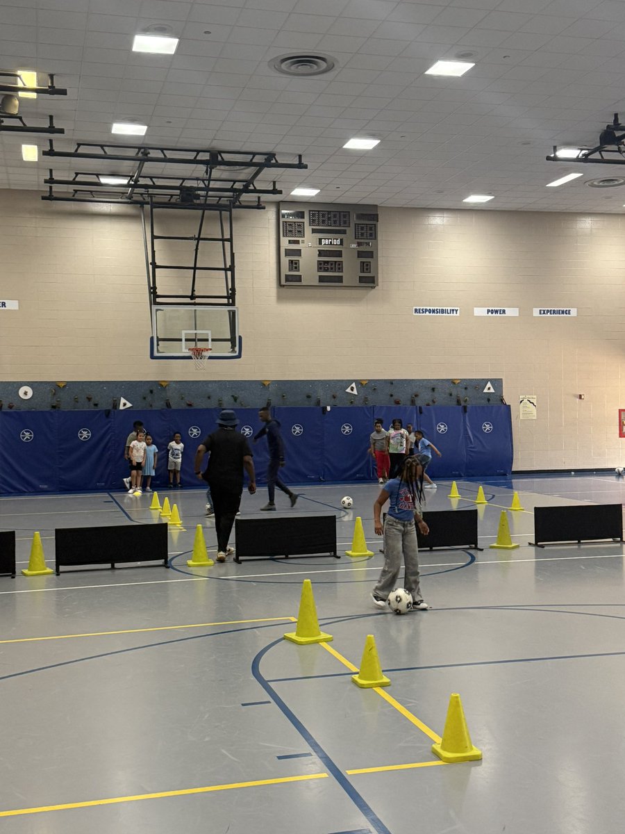 MrsWey10's tweet image. Thank you Coach Tamba Samba &amp;amp; Next 11 Academy for spending the week with us during P.E. classes @NorthWayneElem running soccer clinics! Love bringing in @BenDavisHS alum to provide opportunities beyond the school walls for our kiddos! 🫶🏼💜 #WeAreWayne